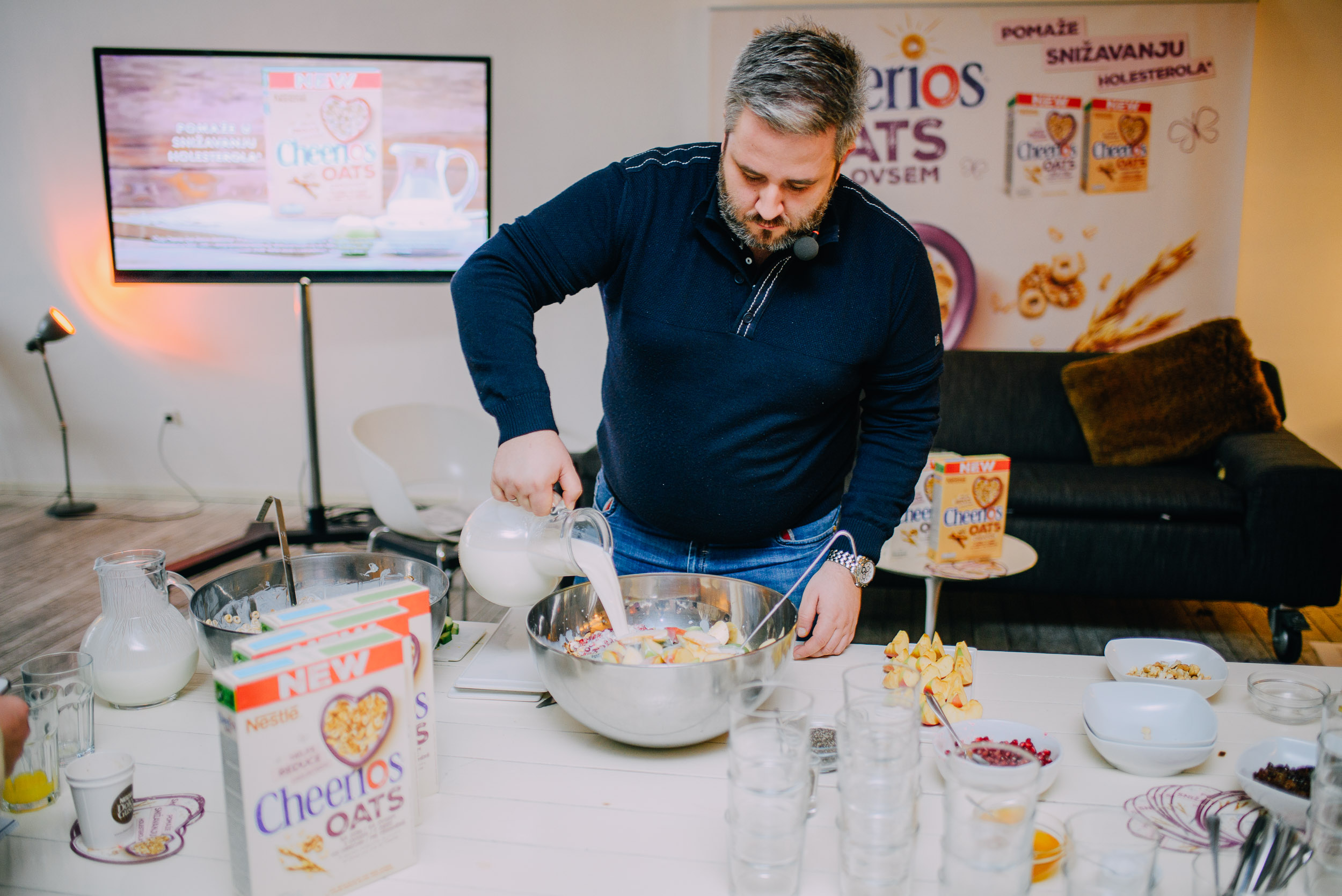 Nestlé_diskusija na temu _Kako da dan počne zdravije__Slobodan Radeta priprema obroke sa Cheerios Oats